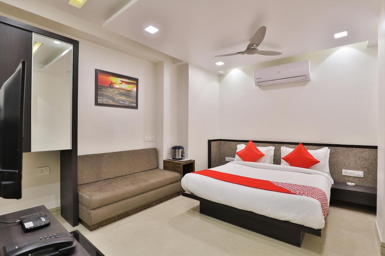 Oyo 23289 Hotel Anmol Palace Ahmedabad Esterno foto