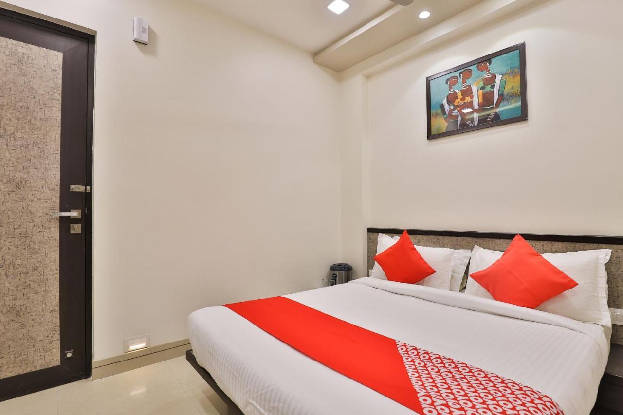 Oyo 23289 Hotel Anmol Palace Ahmedabad Esterno foto