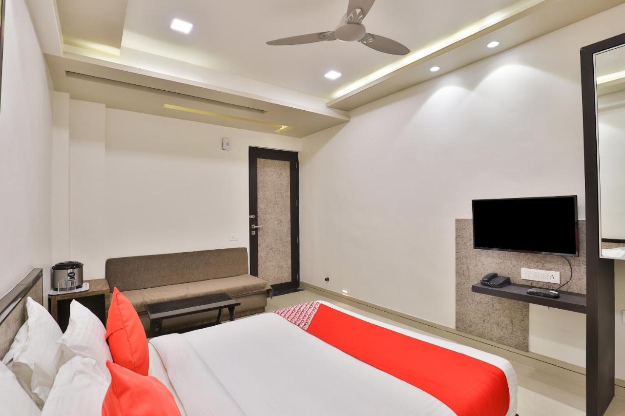 Oyo 23289 Hotel Anmol Palace Ahmedabad Esterno foto