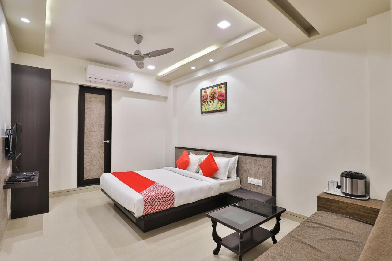 Oyo 23289 Hotel Anmol Palace Ahmedabad Esterno foto