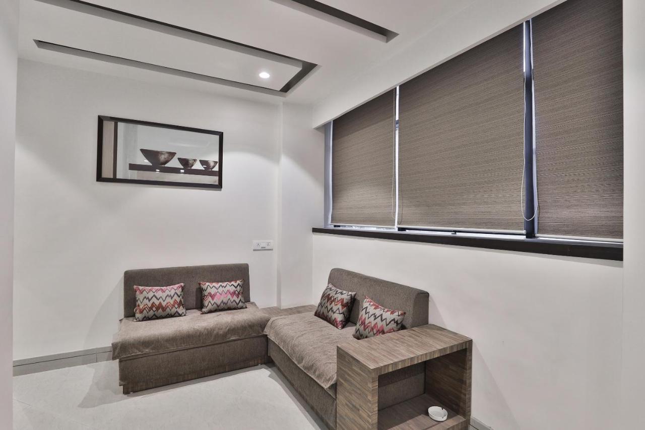 Oyo 23289 Hotel Anmol Palace Ahmedabad Esterno foto