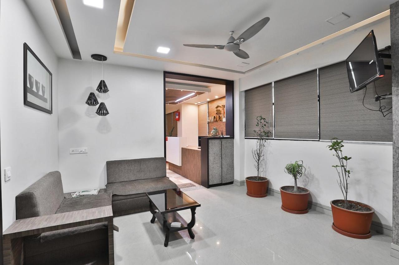 Oyo 23289 Hotel Anmol Palace Ahmedabad Esterno foto