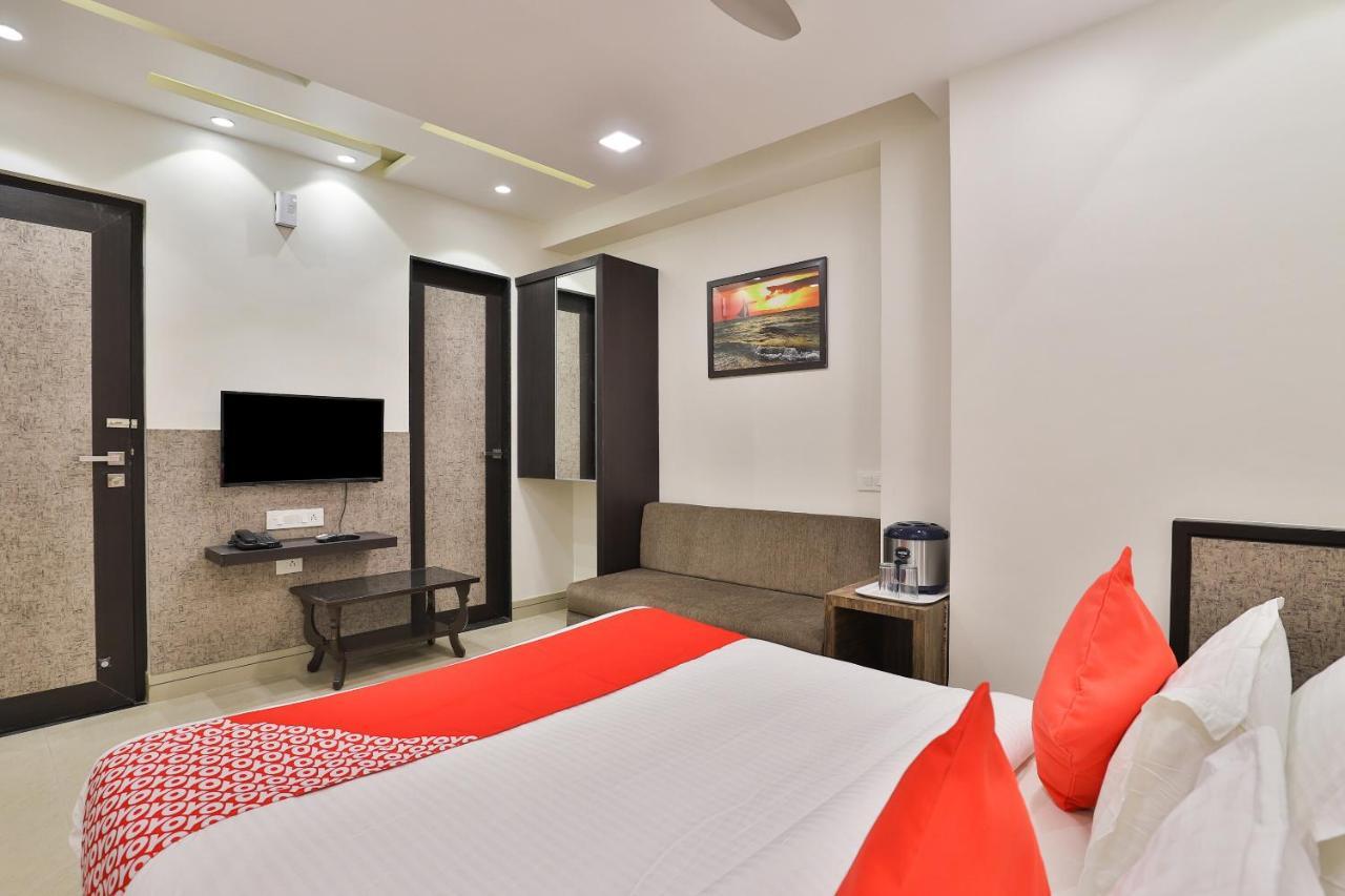 Oyo 23289 Hotel Anmol Palace Ahmedabad Esterno foto